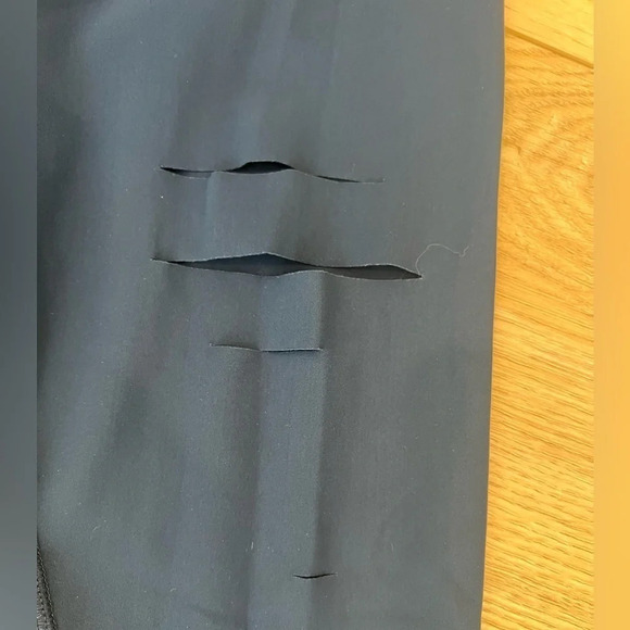 Alo yoga 
Navy leggings with slits 
Size xxs
Waist 11”
Inseam 29” - Picture 3 of 6